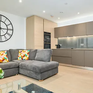 2 Bedroom Luxury With Balcony Apartment London