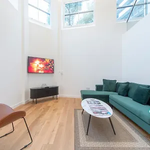 Exquisite 3br Duplex Period Conversion, Air-con & Amenities Apartment London